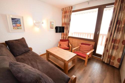 un salon avec un canapé et deux chaises dans l'établissement Résidence Le Squaw Valley - Studio divisible 4 pers - LE SQUAW VALLEY - PLAGNE VILLAGES MAE-6004, à Aime La Plagne