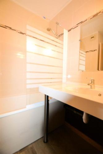 une salle de bain avec un lavabo et une baignoire dans l'établissement Résidence Le Squaw Valley - Studio divisible 4 pers - LE SQUAW VALLEY - PLAGNE VILLAGES MAE-6004, à Aime La Plagne