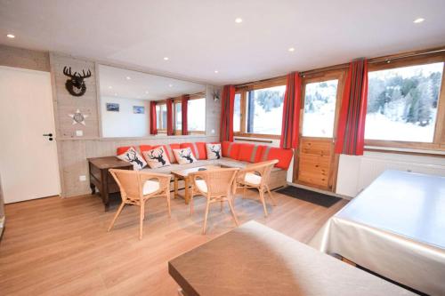un salon avec une table et des chaises dans l'établissement Résidence Le Makalu - 4 Pièces 8/9 pers - LE MAKALU - PLAGNE CENTRE - WIFI MAE-5964, à Aime La Plagne
