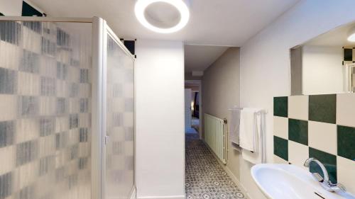 un baño con ducha y lavabo en Nor14 - Vire - Maison Bear, en Landelles-et-Coupigny