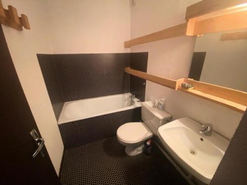 une petite salle de bain avec toilettes et lavabo dans l'établissement Résidence Ayre - Spacieux T2 proche du centre de Barèges MAE-1601, à Barèges