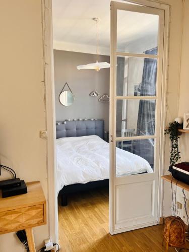 une chambre avec un lit et un miroir dans l'établissement Superbe T2 au coeur de Marseille, à Marseille