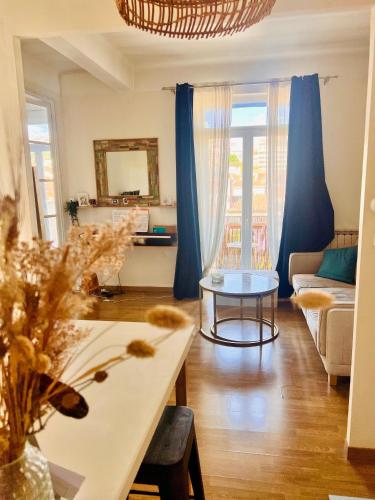un salon avec un canapé et une table dans l'établissement Superbe T2 au coeur de Marseille, à Marseille