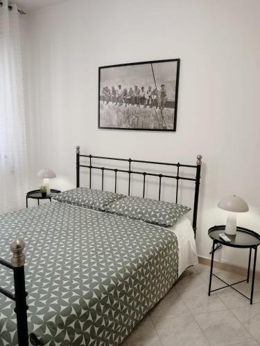 une chambre avec un lit et un tableau au mur dans l'établissement PaDa', à Tarente