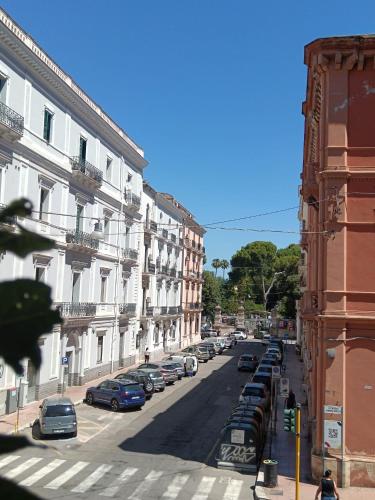 une rue de la ville avec des voitures garées et des bâtiments dans l'établissement PaDa', à Tarente
