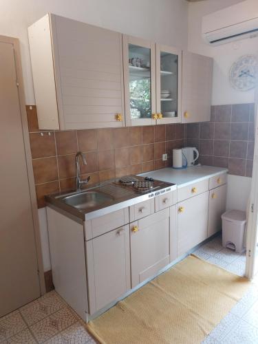 Kuchyňa alebo kuchynka v ubytovaní Apartment Tonči