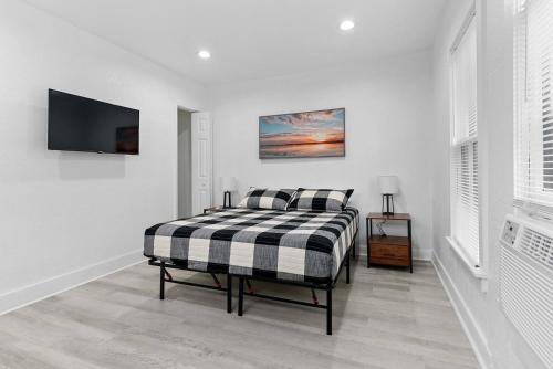 Un dormitorio con una cama y un televisor en una pared. en Downtown Orlando 1br Peaceful Convenient, en Orlando