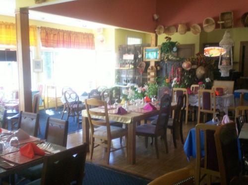 a dining room with a table and chairs at Ubon Thai Victorian Inn & Restaurant in Staunton