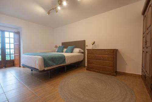 Schlafzimmer mit einer Kommode und einem Teppich in der Unterkunft Casa Magariños in Gondomar