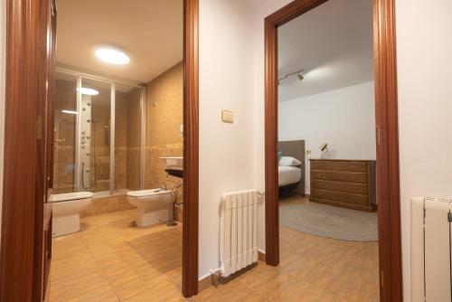 ein Badezimmer mit Toilette und Waschbecken in der Unterkunft Casa Magariños in Gondomar