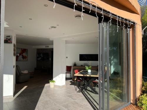 TV a/nebo společenská místnost v ubytování Maison Provençale de 130M jardin arboré