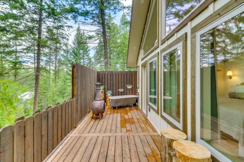 Fotografie z fotogalerie ubytování Private Hot Tub Dreamy Cabin in Polson! v destinaci Polson