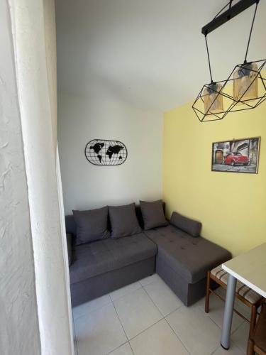 a living room with a couch in a room at Apartments Sole Mar in Sutomore