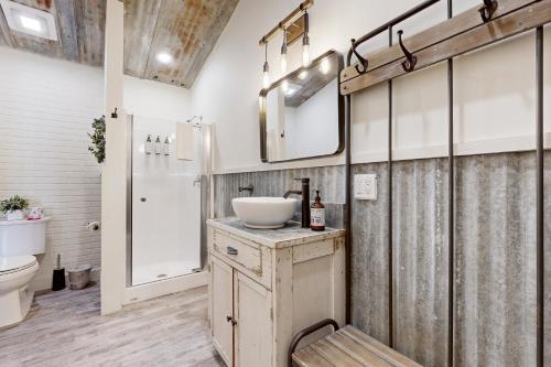 un bagno con lavandino e WC di The Cottage a Temecula