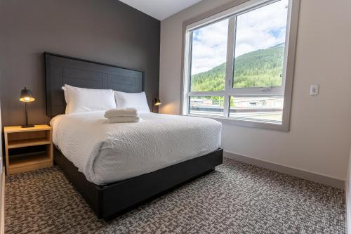 Postel nebo postele na pokoji v ubytování Basecamp Suites Revelstoke