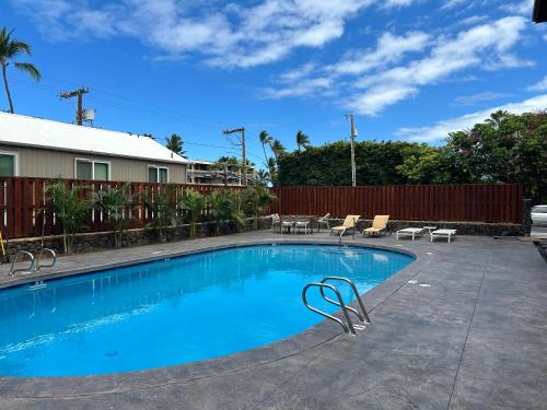 Bazén v ubytování Kona 1br condo on Alii Dr saltwater pool surf sun AC close to magic sands beach nebo v jeho okolí