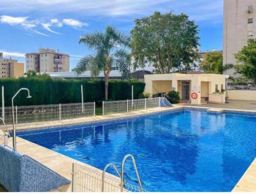 Amplio ideal para familias con piscina y padel
