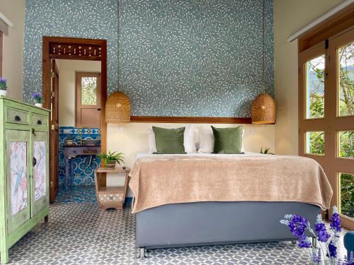 a bedroom with a large bed in a room at Hotel Lago Valdivia in Jardin