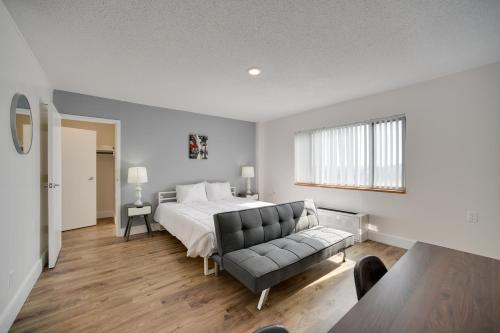 a bedroom with a bed and a couch at Bright Gadsden Apartment about 10 Mi to Dive Land Park in Gadsden