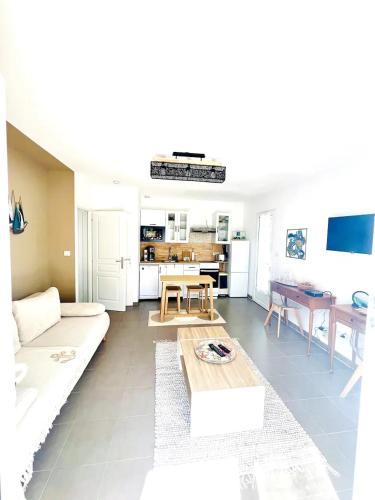 un salon avec un canapé blanc et une table dans l'établissement maison Oléron, à Saint-Denis-dʼOléron