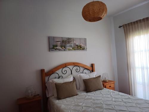 a bedroom with a bed and a picture on the wall at Vv - Casa Clary -Finca Medina in Alojera