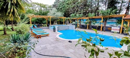Kolam renang di atau dekat dengan Apartment for 2+1