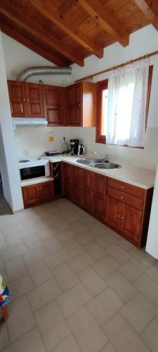 Η κουζίνα ή μικρή κουζίνα στο Kaiti Villa 4