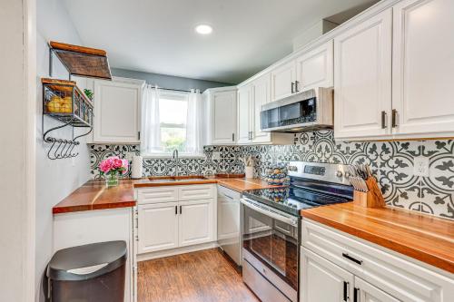 Dapur atau dapur kecil di 10 Mi to Hersheypark Updated Family Retreat!