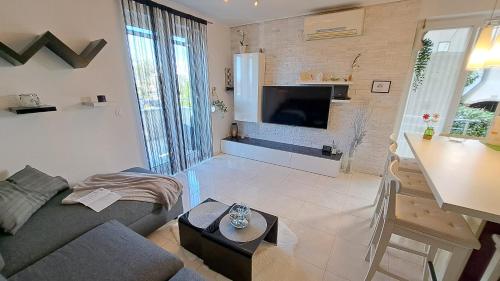 a living room with a couch and a table at Apartman Seaside in Vantačići
