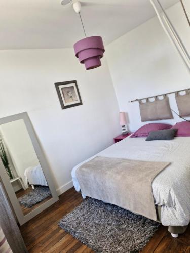 Ένα ή περισσότερα κρεβάτια σε δωμάτιο στο HÔTEL Le 6 3 Home PORT EN BESSIN