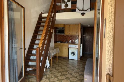 un escalier dans une pièce avec une cuisine et une cuisine dans l'établissement Cozy 34 m studio near the sea, à La Londe-les-Maures