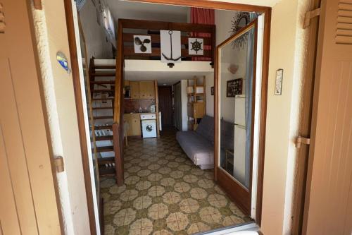 un couloir d'une pièce avec une chambre et un lit superposé dans l'établissement Cozy 34 m studio near the sea, à La Londe-les-Maures
