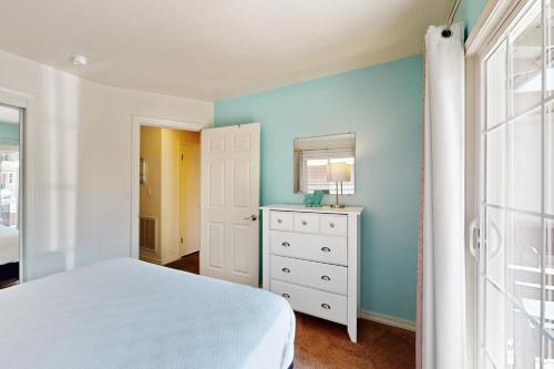 a bedroom with a white bed and a mirror at Apache Adventures in South Lake Tahoe