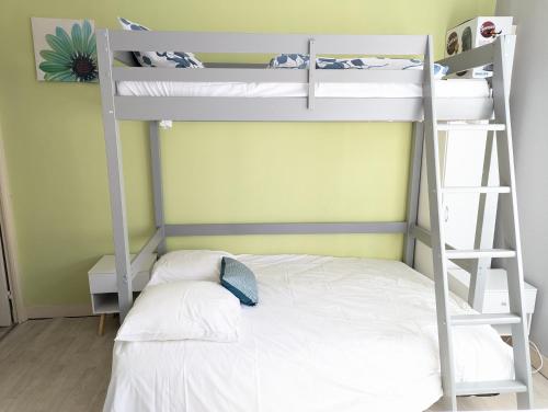 a bedroom with two bunk beds and a bed at Grands Studios Maillochon accès Gare de Poitiers et Centre ville à Pieds in Poitiers
