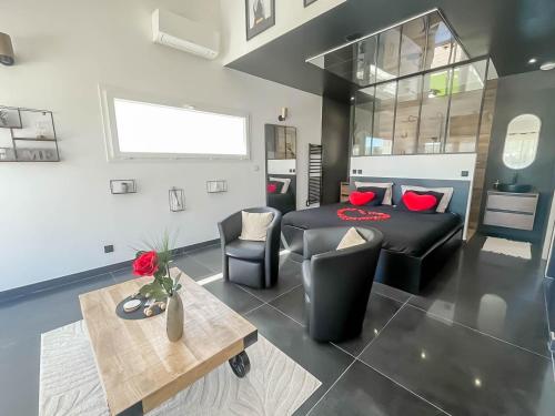 Χώρος καθιστικού στο Maison 8 personnes avec piscine et jacuzzi