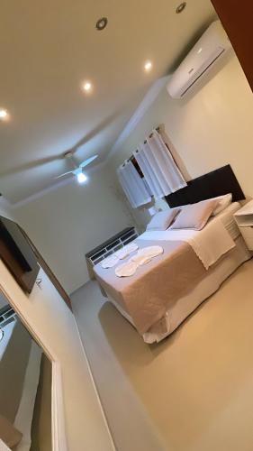 a small bedroom with a bed in a room at Espaço Nobre in Cunha