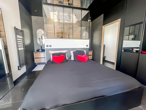 Ένα ή περισσότερα κρεβάτια σε δωμάτιο στο Maison 8 personnes avec piscine et jacuzzi