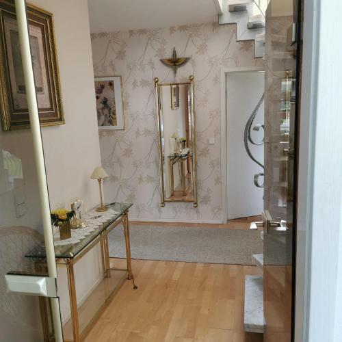 Phòng tắm tại Große Ferienwohnung in ruhiger Lage mit Bergpanorama