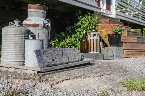 a stone sign that says shilling in front of a house at Skärgårdslägenhet med havsutsikt i Sankt Anna! NR1 in Sankt Anna