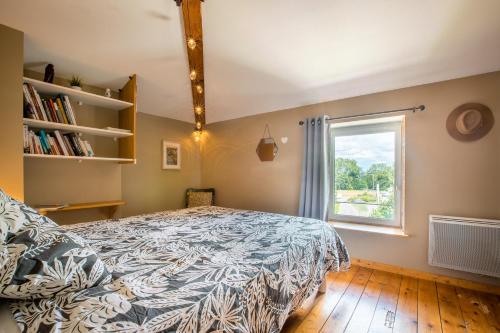 une chambre avec un lit et une fenêtre dans l'établissement Appartement duplex chaleureux au calme, à Chaponost