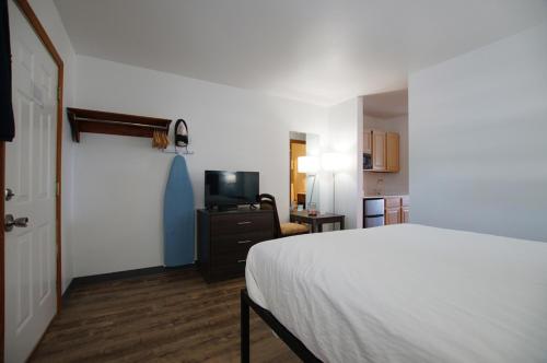 Postel nebo postele na pokoji v ubytování Snyders Shoreline Inn
