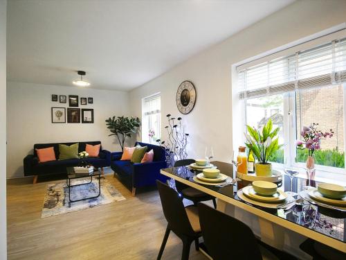a living room with a table and a blue couch at 2BDR Flat RG1 - Free Open Parking in Reading