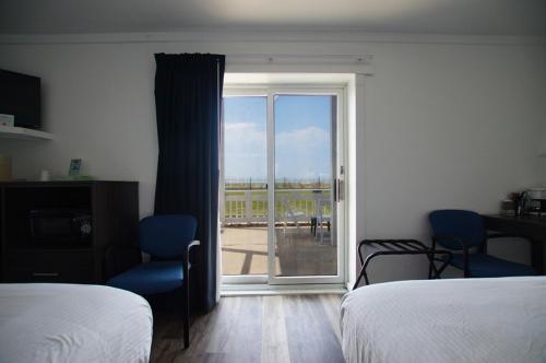 Postel nebo postele na pokoji v ubytování Snyders Shoreline Inn