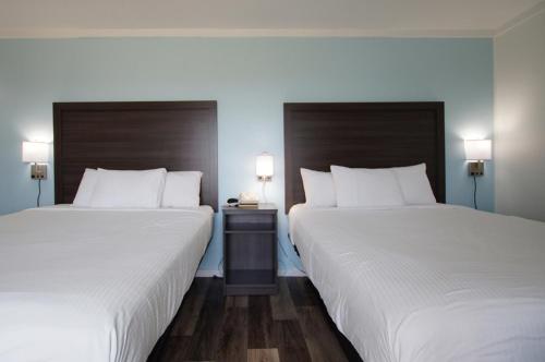 Postel nebo postele na pokoji v ubytování Snyders Shoreline Inn