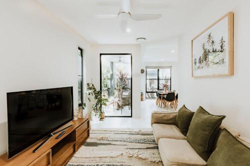 Contemporary Coolum Beach Abodeにあるテレビまたはエンターテインメントセンター