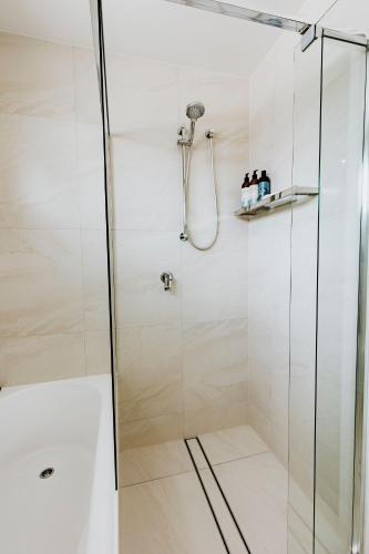 Contemporary Coolum Beach Abodeにあるバスルーム