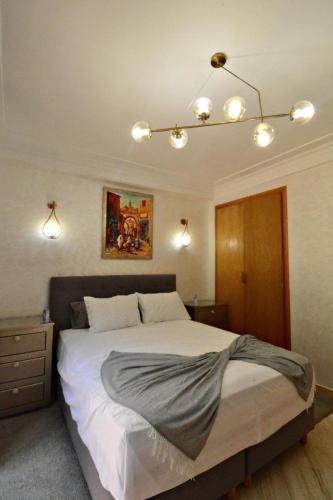 Ένα ή περισσότερα κρεβάτια σε δωμάτιο στο Cozy Réz de Jardin