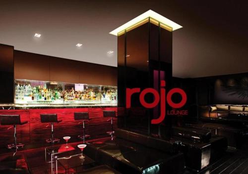a restaurant with a roo sign on the wall at StripViewSuites at Palms Place in Las Vegas