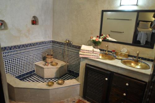 Salle de bains dans l'établissement Riad Adarissa