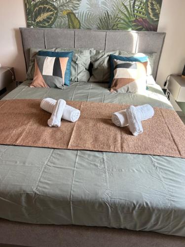 two towels on a bed with two pillows at Ermitage la suite-hermitage al tramonto-Hermitage tra le vigne in Cioccaro